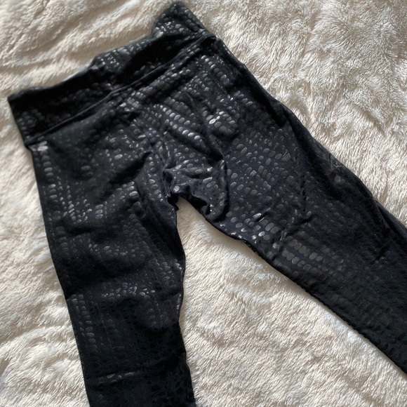 Textured Black Cropped Athletic Leggings - Picture 6 of 6